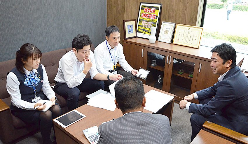 渉外担当者が帰店後、支店長や役席者と情報交換しながら見込み先への提案を構築していく(10月13日、豊岡支店) 渉外担当者が帰店後、支店長や役席者と情報交換しながら見込み先への提案を構築していく(10月13日、豊岡支店)