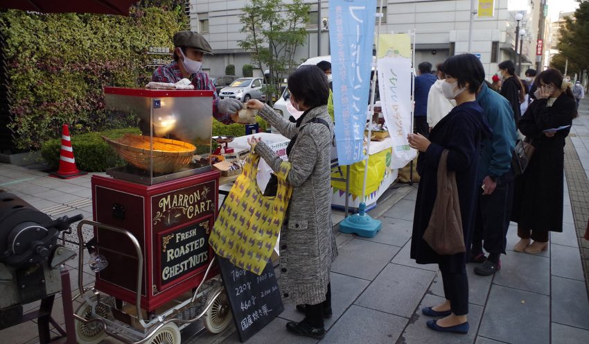 立ち寄った地域住民でにぎわう販売イベント（10月29日、京葉銀本店営業部前）