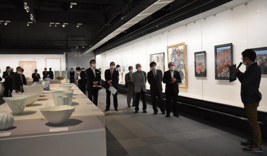 新人賞作品展では、42人の画家、陶芸家、彫刻家、漫画家などの作品が展示された（10月26日、佐賀県立博物館）