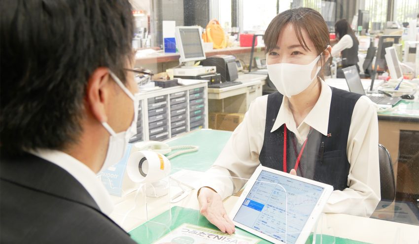 提案活動や行員研修には、店頭や渉外用に400台を導入したiPadも活用している(10月7日、長野銀本店営業部) 提案活動や行員研修には、店頭や渉外用に400台を導入したiPadも活用している(10月7日、長野銀本店営業部)
