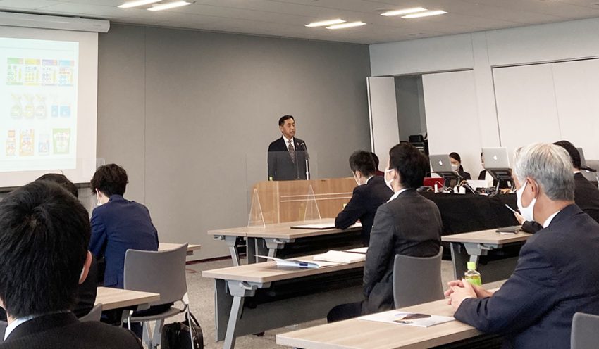 「日本再生のための地域経済の活性化」を重要視する津坂社長（10月26日）
