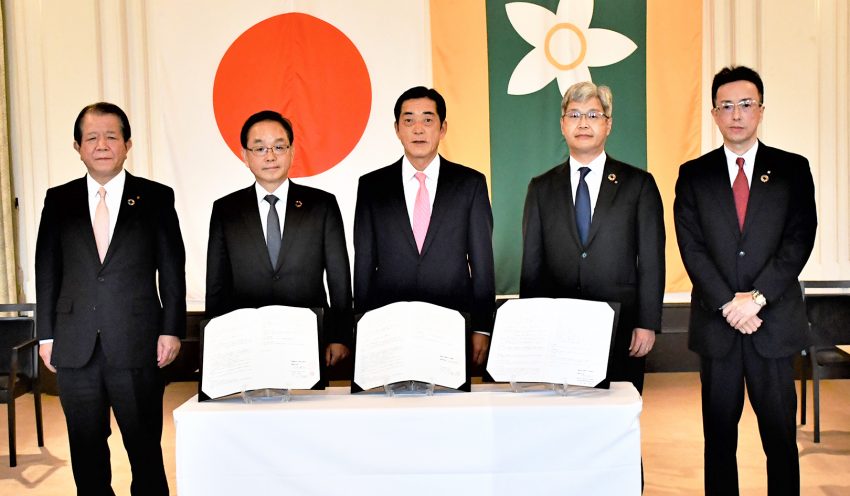 （左から）西川・愛媛銀頭取、三好・伊予銀頭取、中村知事、高橋・三井住友信託銀常務執行役員、野上和雄・三井住友信託銀松山支店長（11月29日、愛媛県庁）