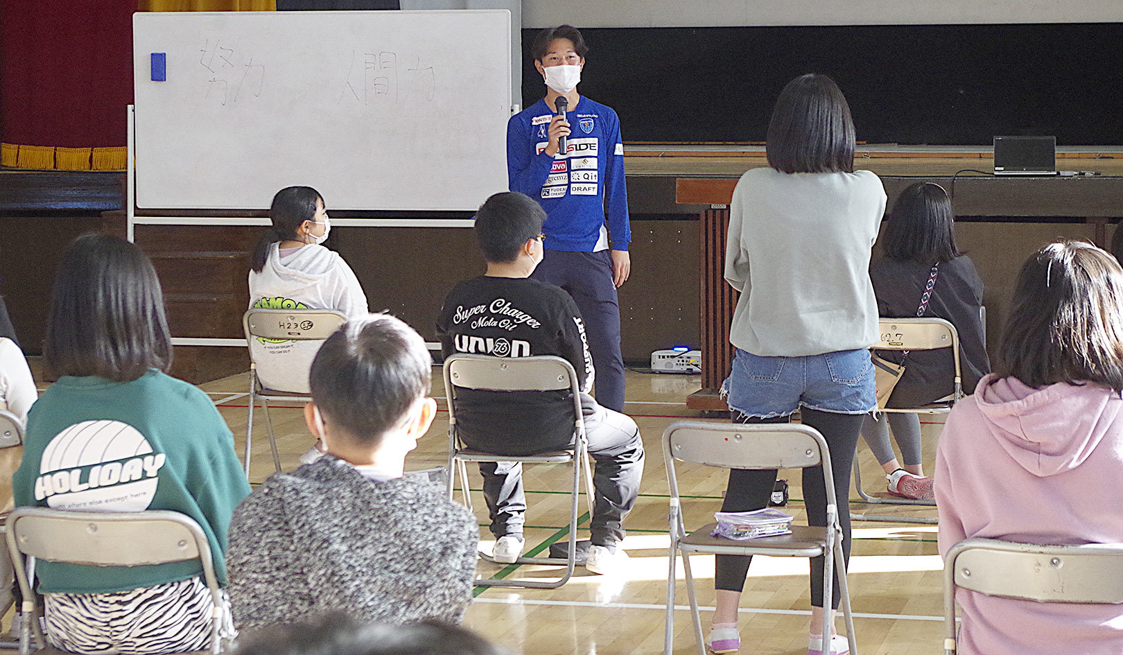 児童が発表した将来の夢にアドバイスを送る横浜FCの齋藤選手ON神奈川銀、横浜FC連携02 児童が発表した将来の夢にアドバイスを送る横浜FCの齋藤選手