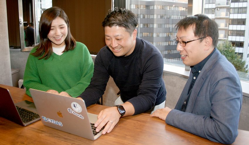 兼業先のサイダス東京本社で情報交換する静岡銀の小林さん(中央)とサイダスの地域銀担当の坂口菜穂さん(左)ときらぼし銀行から出向している人事部の山本頌さん 兼業先のサイダス東京本社で情報交換する静岡銀の小林さん(中央)とサイダスの地域銀担当の坂口菜穂さん(左)ときらぼし銀行から出向している人事部の山本頌さん