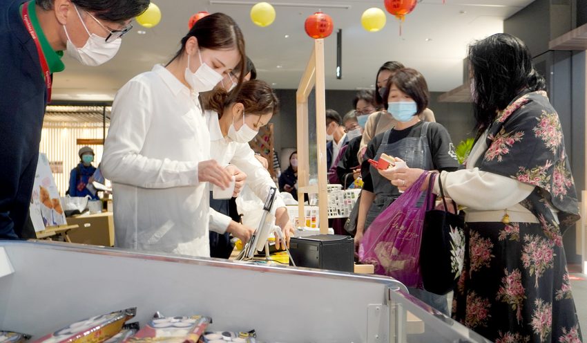 台湾食品を求める女性高齢客で行列ができた（11月26日、よかど鹿児島）