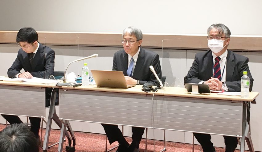 都内で会見する、山口FGの吉村猛・前会長（中央、21年11月29日）