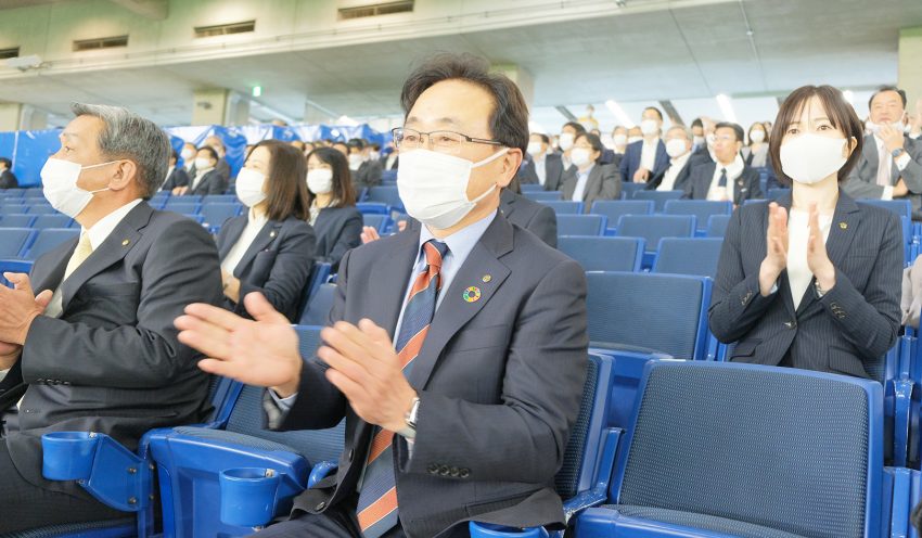 観客席から声援を送る山元・四国銀頭取（前列右、11月29日、東京ドーム）