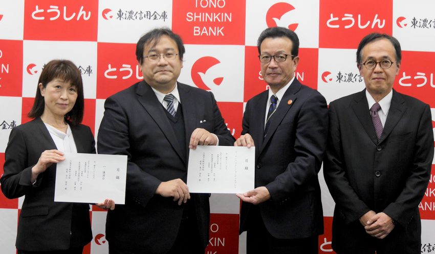 寄贈式で(左から)市川伸美・駄知小学校長、東山学史・駄知中学校長に目録を手渡す、加知理事長と陶磁器工業協同組合の加藤建治理事長(11月30日、駄知支店) 寄贈式で(左から)市川伸美・駄知小学校長、東山学史・駄知中学校長に目録を手渡す、加知理事長と陶磁器工業協同組合の加藤建治理事長(11月30日、駄知支店)