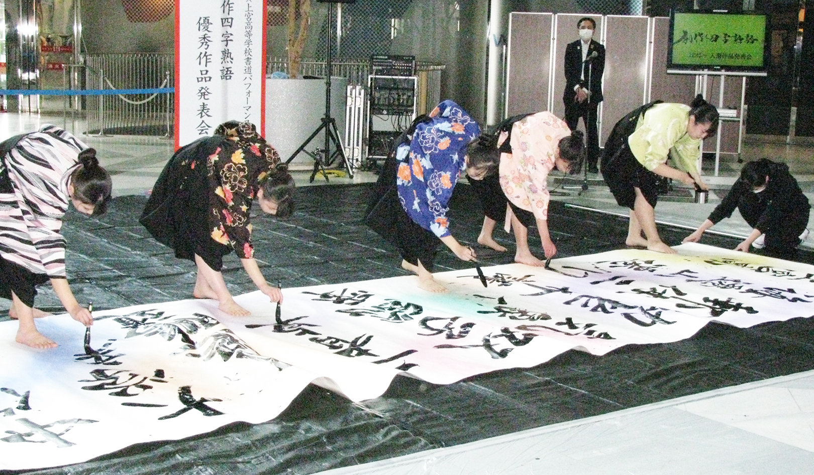 力強い字を披露する上宮高校の生徒（12月21日、大阪市内）