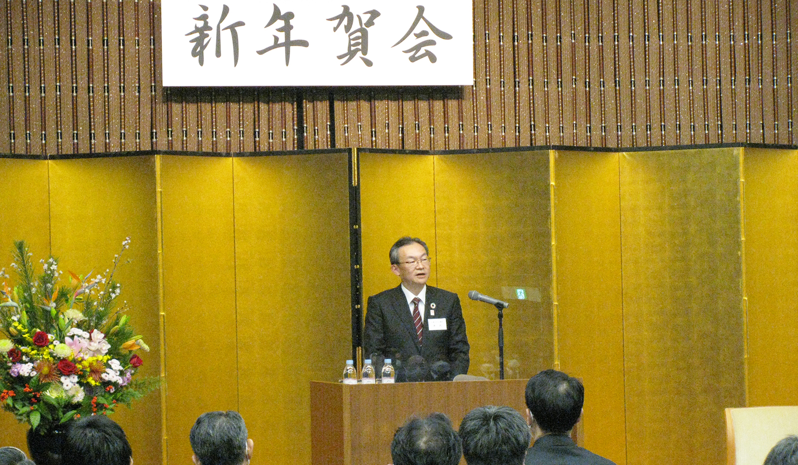 「前向きな気持ちで進んでいきたい」と語る半沢会長(1月4日、大阪銀行協会) 「前向きな気持ちで進んでいきたい」と語る半沢会長(1月4日、大阪銀行協会)