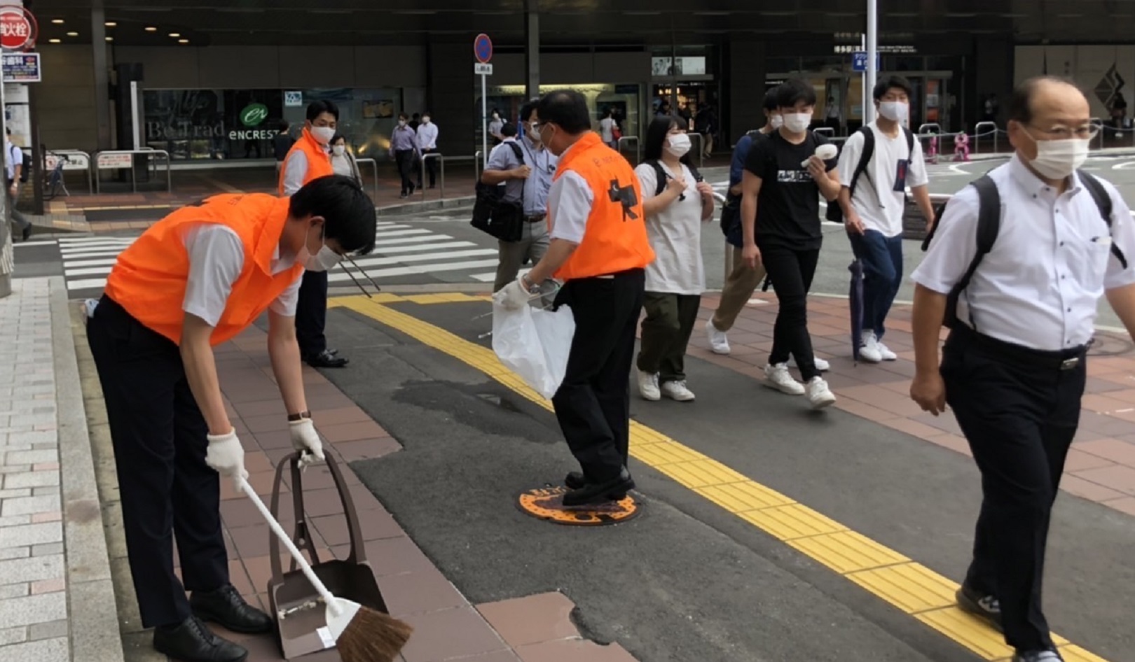 西日本シティ銀博多駅東支店、清掃活動 マスコットキャラクター「ワンク」が背中にプリントされた橙色のベストを着て、清掃活動に取り組んでいる(西日本シティ銀提供)