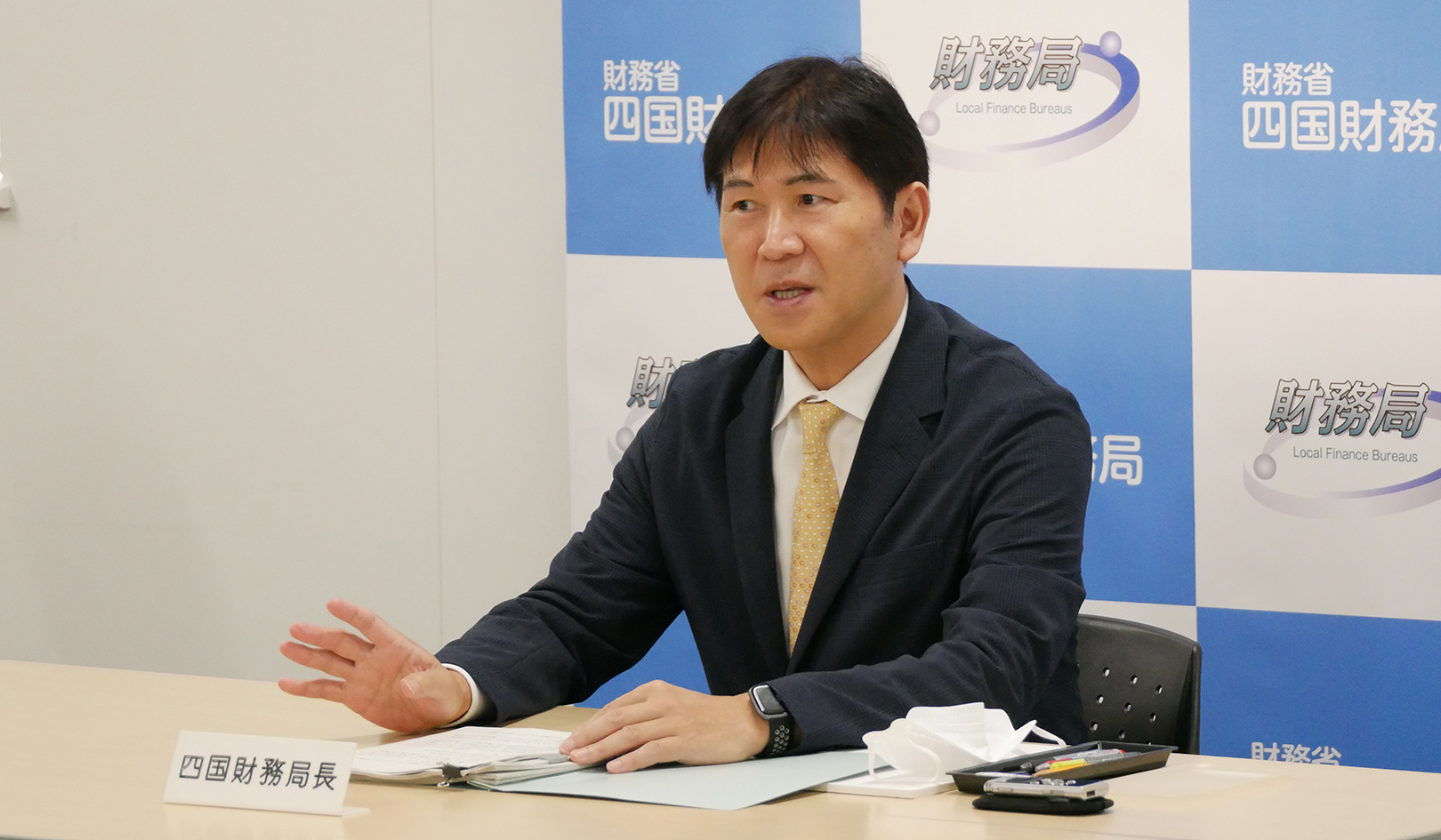 着任会見で抱負や管内金融機関の印象を語った米田局長（7月12日、四国財務局）