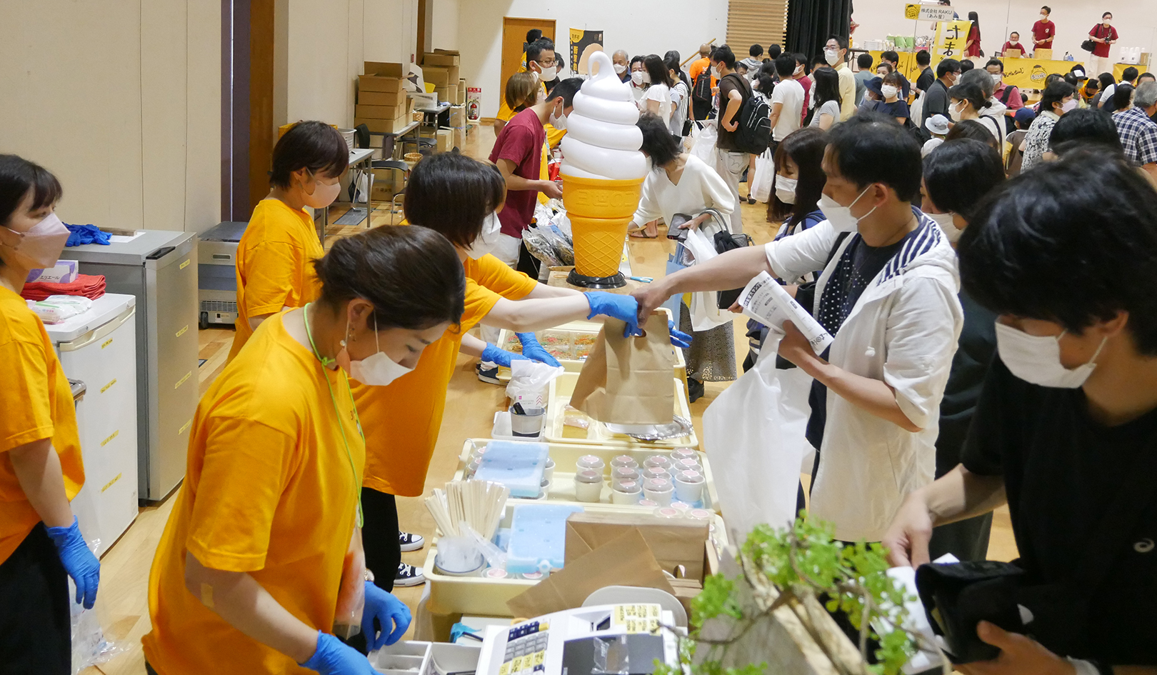 多くの来場者がお目当ての食品を次々と買っていった(7月16日、観音寺市内)