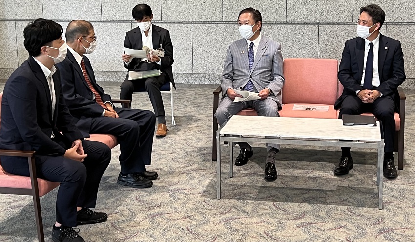 NPO代表(左2人)と歓談する片岡頭取(右)と黒岩祐治神奈川県知事(9月1日、はまぎんホール「ヴィアマーレ」)