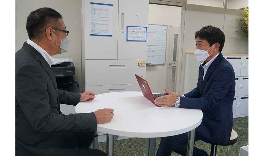 視察に訪れた松下理事長（左）に活動状況を説明する小野部長（10月11日、東京都杉並区荻窪）