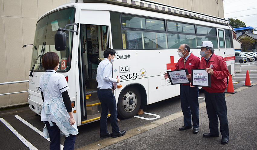 献血する職員に声を掛ける吉田専務(左から3人目、10月12日、本店駐車場)