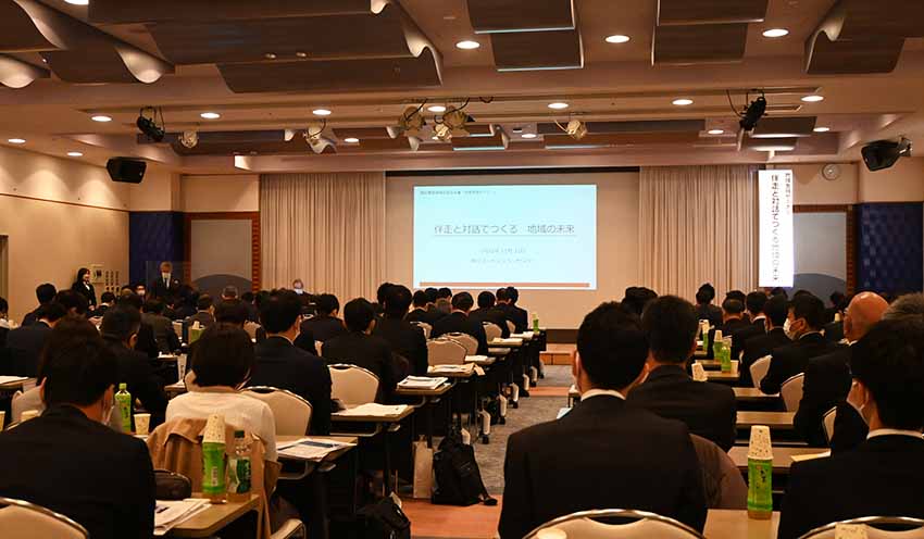 岡山県内の主要金融機関が集結した（11月21日、岡山コンベンションセンター）