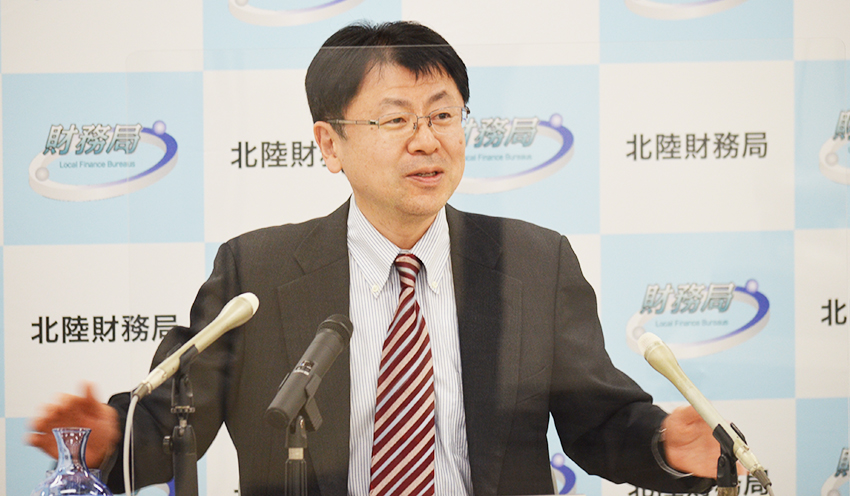 北陸地区の経済動向を説明する堀田局長(北陸財務局、11月28日)