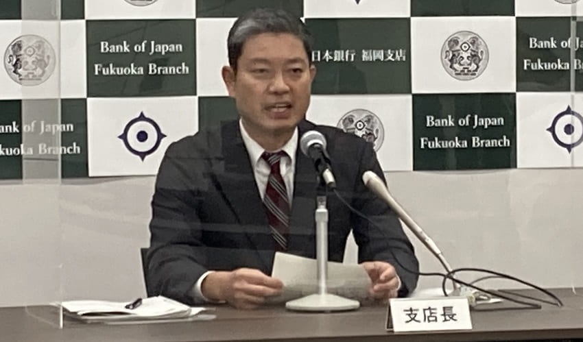 九州・沖縄の景気判断について説明する濵田支店長（11月21日、日銀福岡支店）