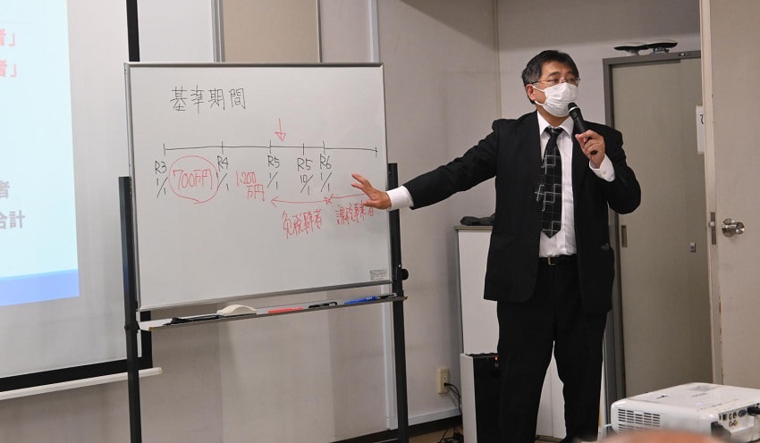 インボイス制度について解説する則松氏(11月8日、本店)
