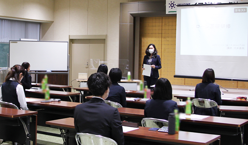 女性向け融資研修に参加する職員ら（12月13日、本部、同信金提供）