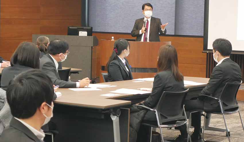宇佐美代表のコンプラに関する講義に耳を傾ける両行庫の営業店役席(1月18日、香川銀本店)