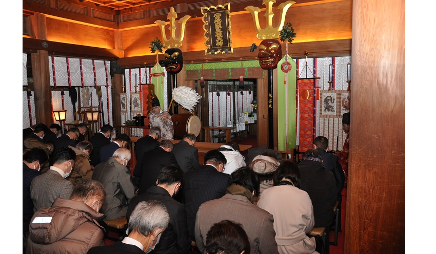 取引先の開運と商売繁盛を願って祈祷した(1月25日、宮地嶽神社本殿)