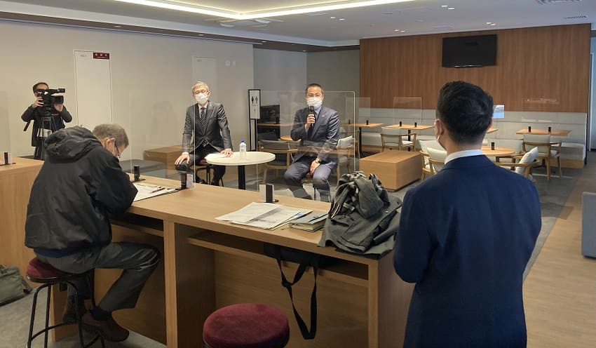 参加者からの質問に答えるセレッソ大阪の森島社長(壇上左から2人目、2月3日、大阪市のヨドコウ桜スタジアム)