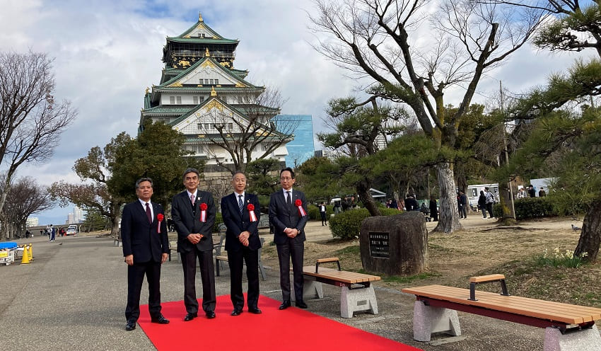 大阪城公園にベンチ（右）を寄贈。左から河原哲也・大阪商工信金常務、多賀・同信金理事長、林哲也・大阪市公園企画運営担当部長、山本行紀・同信金常務（2月20日）