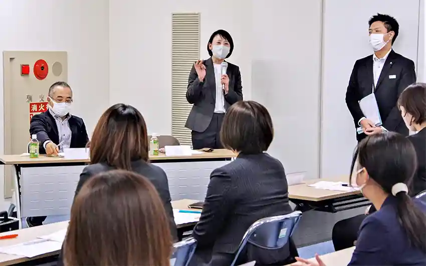 税理士法人「らふれ」の講師を招き、初開催した「リーダーシップ能力育成セミナー」。女性渉外行員を中心に、男女31人が受講(1月16日、仙台銀行本部) 税理士法人「らふれ」の講師を招き、初開催した「リーダーシップ能力育成セミナー」。女性渉外行員を中心に、男女31人が受講(1月16日、仙台銀本部)