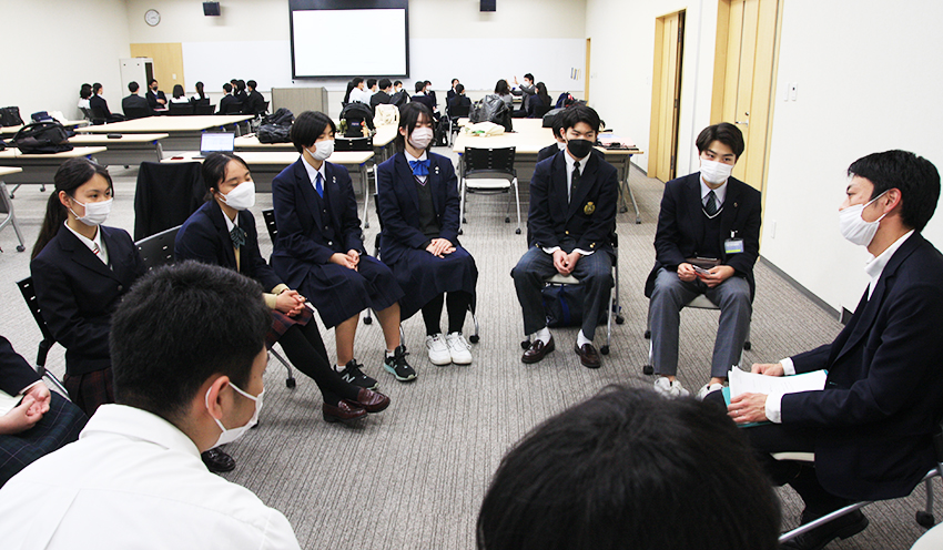 行員が高校生に海外業務での体験談を披露した（３月23日、同行研修センター）