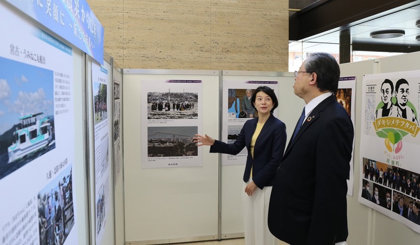 川本理事長から説明を受ける森澤品川区長(左、3月8日、城南信金本店)