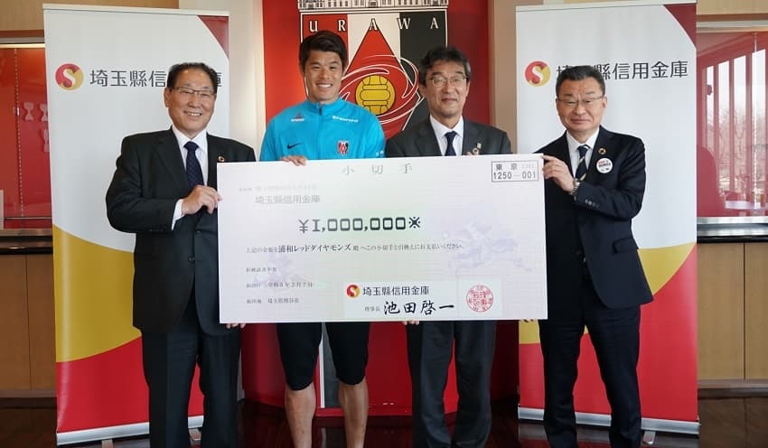 贈呈式に参加した(左から)橋本会長、酒井選手、田口社長、池田理事長(3月7日、大原サッカー場)