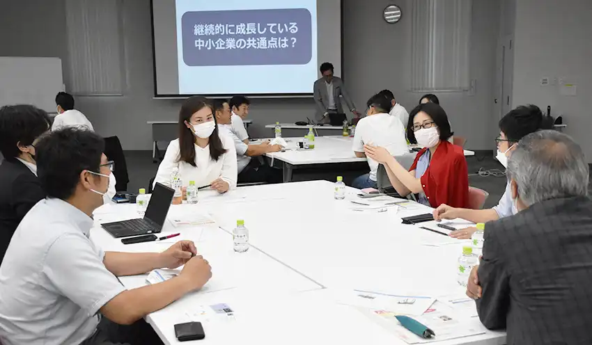 熱心に話し合う参加者（６月20日、横浜市）