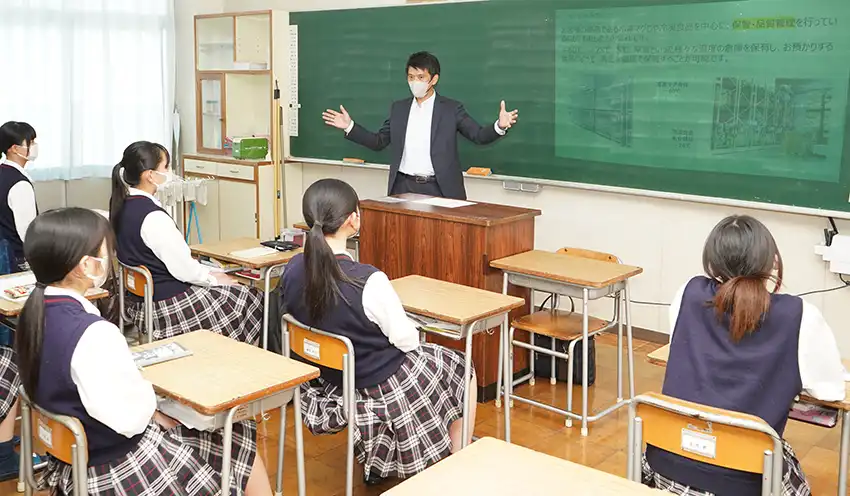 生徒たちに企業の取り組みを紹介する焼津冷凍の社員（6月27日、焼津高校）