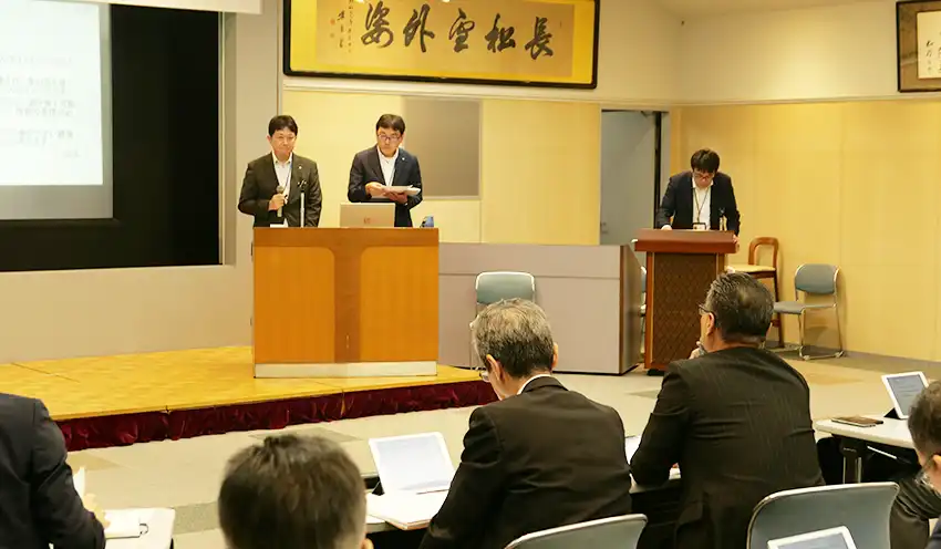 プレゼンの内容について川越頭取（手前右）から質問を受ける登壇者（6月27日、本店３階大会議室）