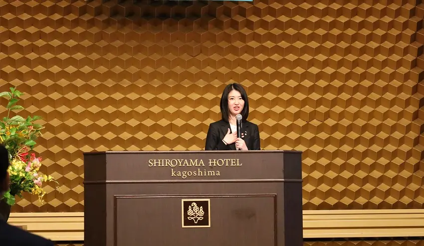 事業が成功するまでの経験を話した坪内氏(6月16日、城山ホテル鹿児島)