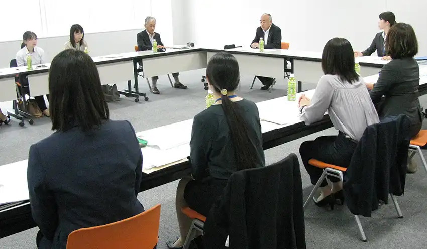 「幅広い人財が活躍できるようにしていきたい」と強調する生田頭取（中央、7月14日、筑波銀本部）