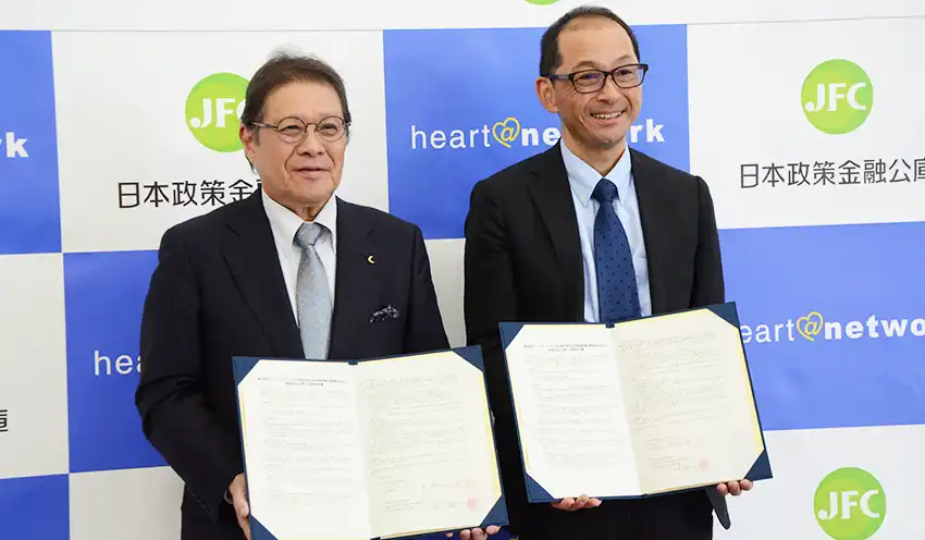 協定を結んだ大橋弘明会長(左)と三好誠一支店長(右)(新居浜市内ビル、7月28日、提供)