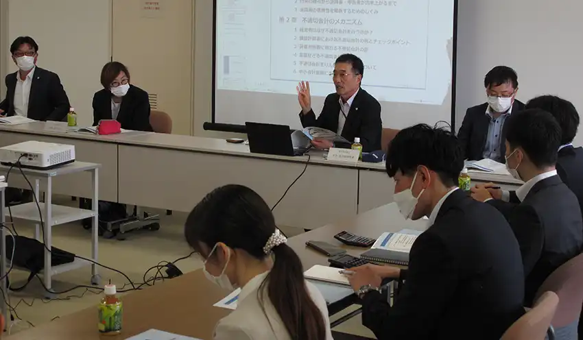 不適切会計対策について講演するTKC中部会の平井基也専務理事三重県統括支部長(中央、7月6日、日本公庫津支店)