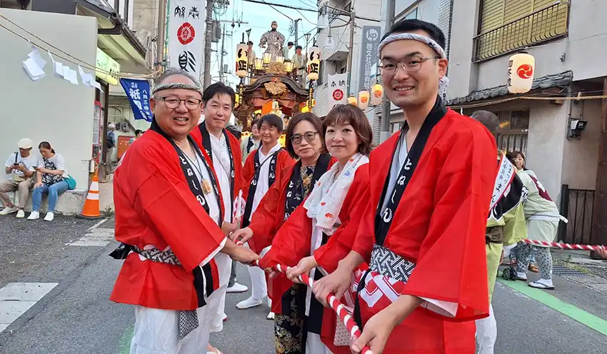 「まんど」（山車）を曳く職員ら（8月3日、沼田市内、利根郡信金提供）