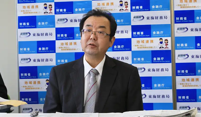 静岡県の経済情勢を発表する清水所長（10月25日、静岡地方合同庁舎）