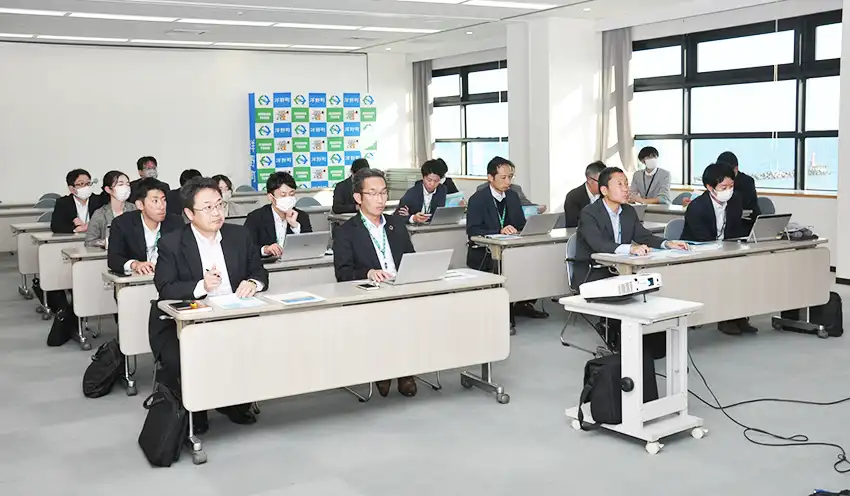 Jブルークレジット販売について学ぶ岩手銀の行員(11月1日、洋野町役場種市庁舎)