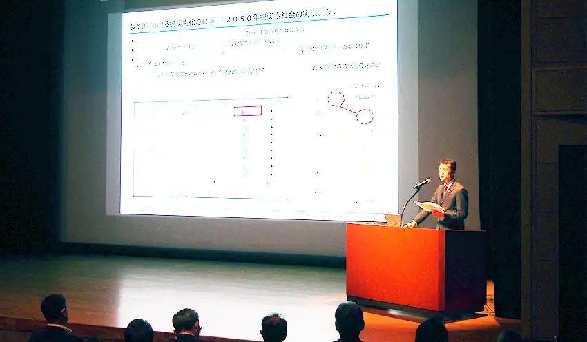 脱炭素の必要性について解説する広沢室長（１月18日、江戸川区内）