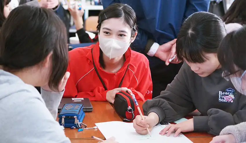 MUFGの社員が交わり、子供たちと話し合った(2月14日、西東京市立保谷第二小学校)