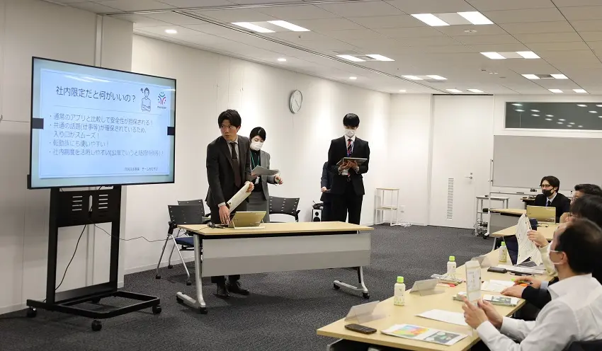 IMG_6116A 若手職員は3チームに分かれてビジネスプランの発表を行った。(3月13日、日本政策金融公庫鹿児島支店)
