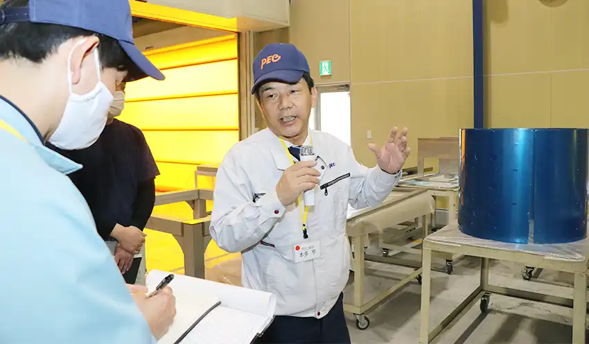 受講生に改善策を伝える本多氏(4月17日、ヒラ・テック)