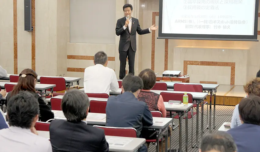 あいさつする宮川常務（5月22日、豊橋商工会議所）