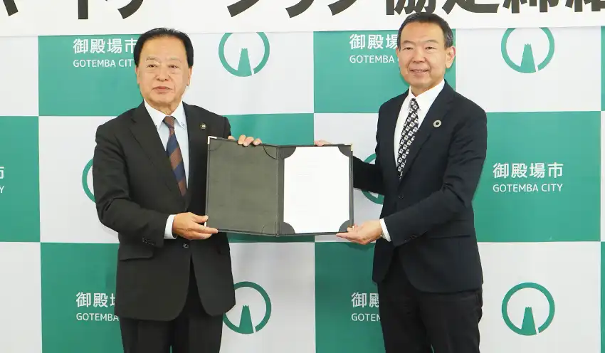 連携を締結した勝又正美・御殿場市長（左）と高嶋理事長（5月20日、御殿場市役所）