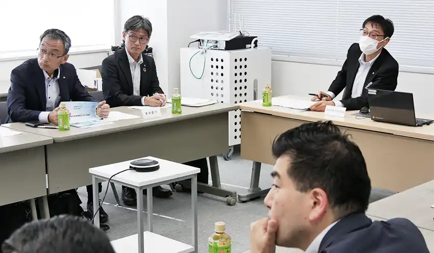 司会進行する福島県信保協の岡洋企業支援部長(右、5月22日、福島県信保協)